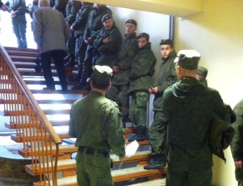 Единороссы объяснили подвоз солдат на избирательные участки